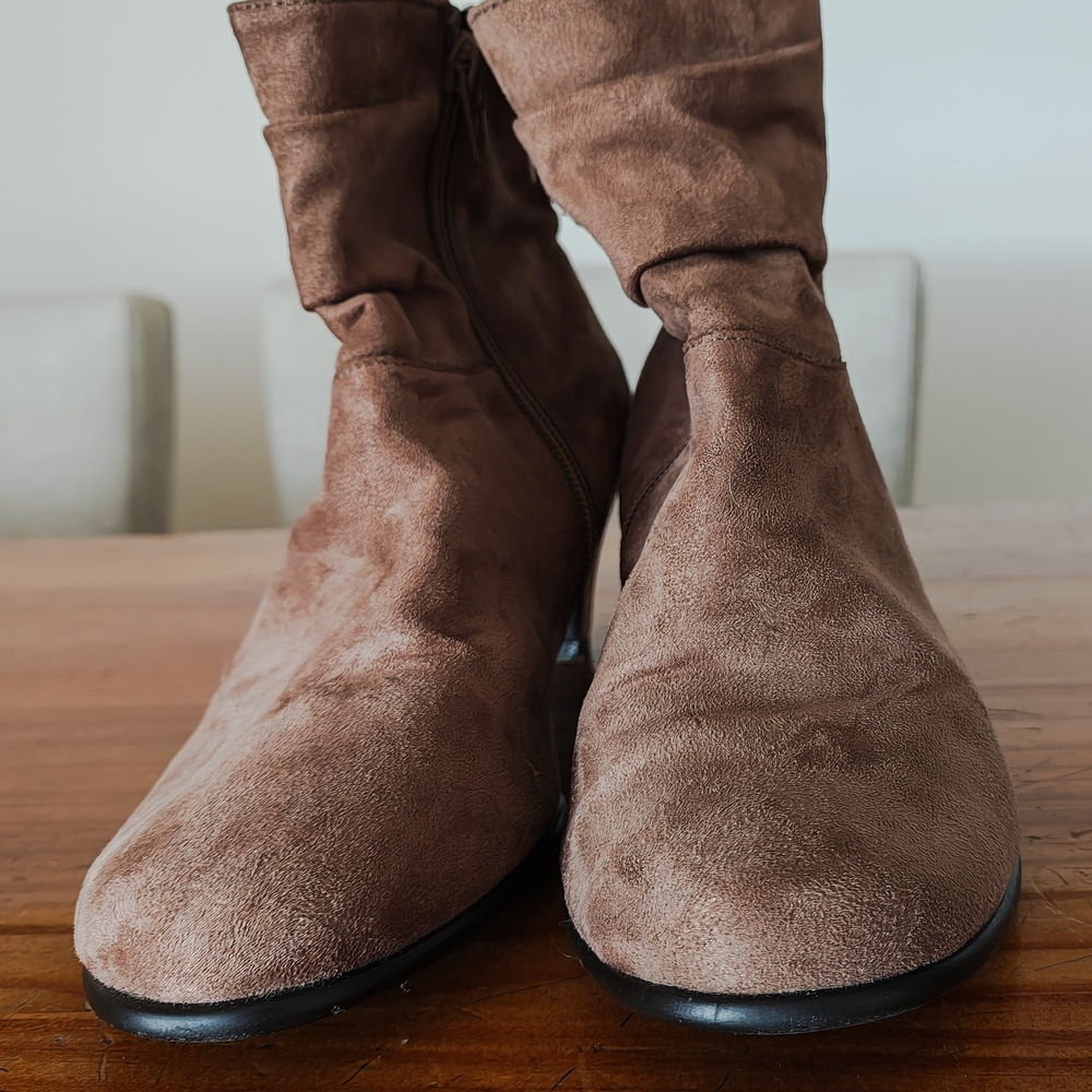 Aerosoles Vegan Suede Light Brown Ankle Boots Size 6.5